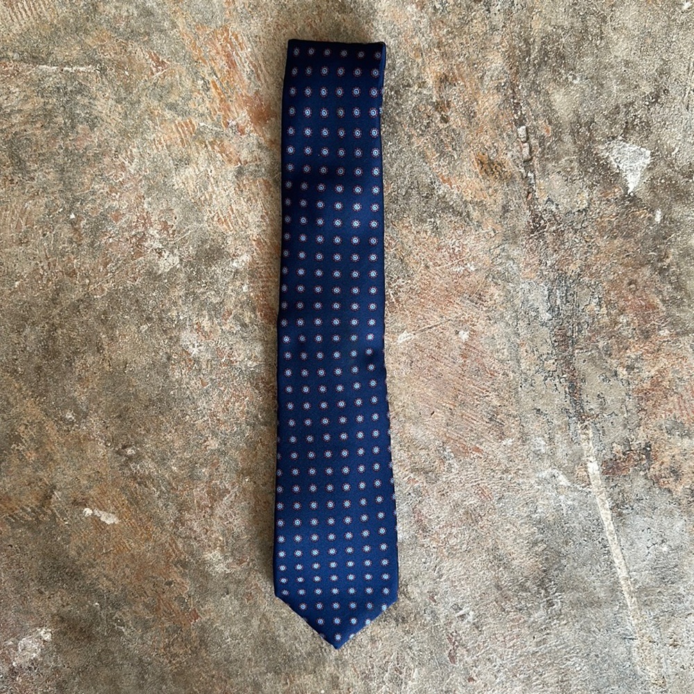 Vintage YSL silk tie. The perfect tie for any occasion!